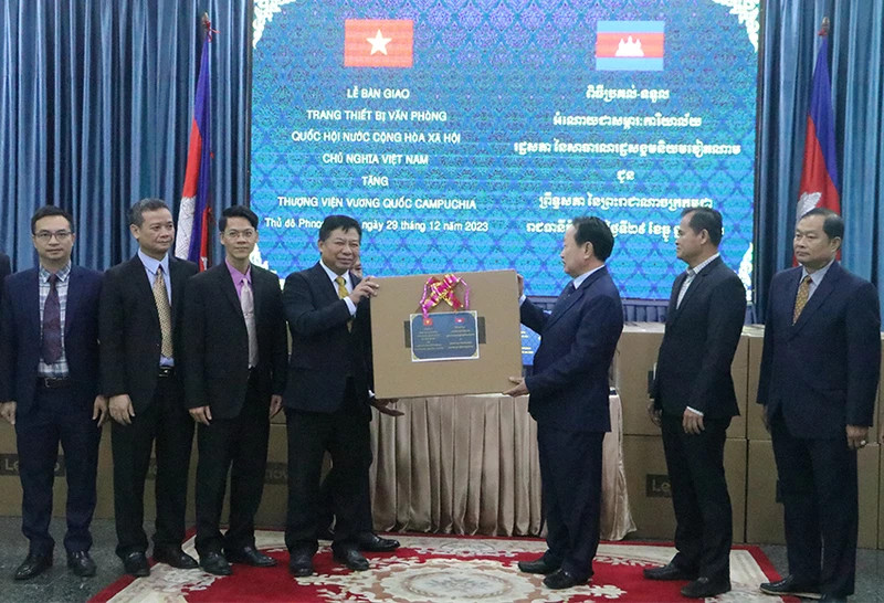 由越南国会赠送柬埔寨参议院的办公设备交接仪式在柬埔寨参议院总部举行。