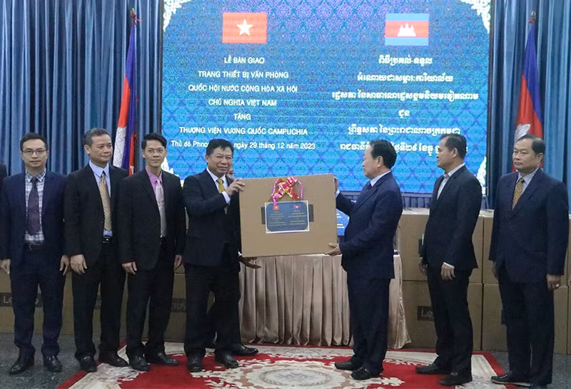 由越南国会赠送柬埔寨参议院的办公设备交接仪式在柬埔寨参议院总部举行。