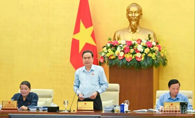 越南国会主席陈青敏主持会议。