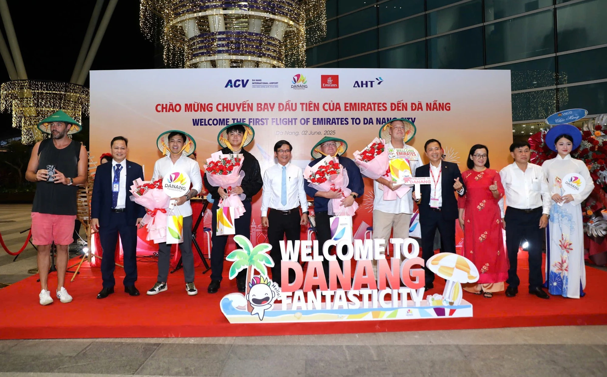 岘港市举行欢迎迪拜至岘港首班航班的活动。（图片来源：baochinhphu.vn）