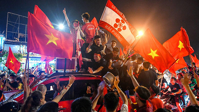 越南各地人民纷纷涌出家门 喜庆U23足球队赢得东运动男足冠军（组图） ảnh 4