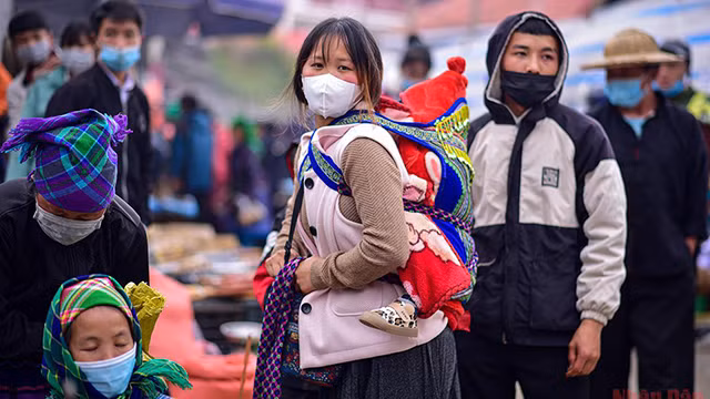 母亲背着孩子赶集的特色景象（组图） ảnh 6