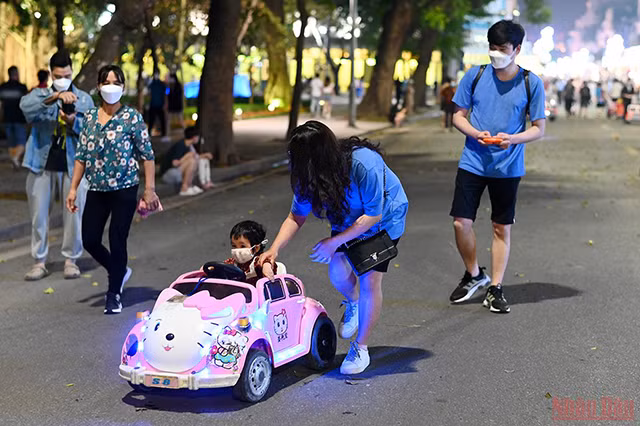 河内正式重新开放还剑湖步行街（组图） ảnh 7