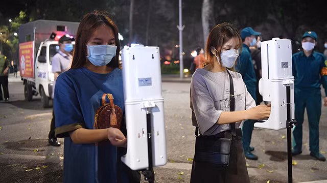 河内正式重新开放还剑湖步行街（组图） ảnh 2