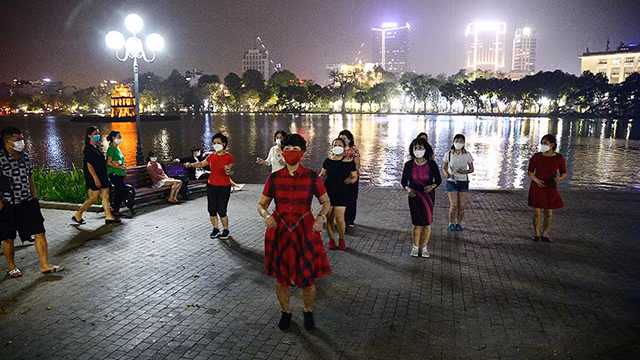 河内正式重新开放还剑湖步行街（组图） ảnh 6