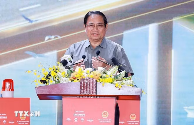 越南政府总理范明正在开工仪式上发表讲话。（图片来源：越通社）