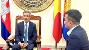 越南驻柬埔寨大使阮明宇接受采访。（图片来：越通社）