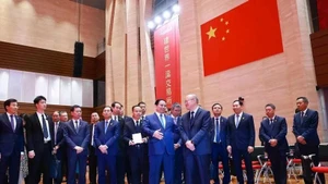 越南政府总理范明正于6月26日上午前往中国上海证券交易所（SSE）考察。（图片来：越通社）