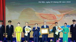 越南政府总理范明正向越南航空公司授予政府总理奖状。