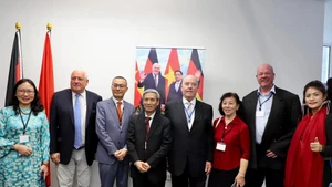 双方代表合影。（图片来源：越通社）
