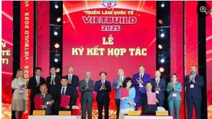 展会框架内的合作协议签署仪式。（图片来源：Baomoi.com）