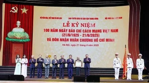 苏林总书记亲自向越南革命新闻事业授予胡志明勋章，以表彰其对党和民族的革命事业做出的杰出贡献。