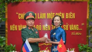 接收来自俄罗斯圣彼得堡市皮斯卡廖夫纪念公墓的圣土罐。