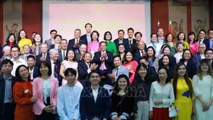 范明正总理和夫人与旅法侨胞和大使馆工作人员合影。