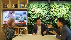 权赫敏先生（左二）、权成泽先生（右一）接受越通社驻韩国记者的采访。