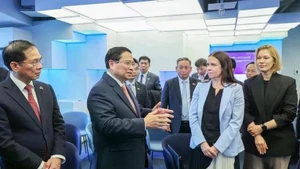 越南政府总理范明正参观了被视为全球领先的数字政府象征--爱沙尼亚电子政务中心。