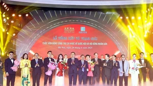 关于国会和人民议会的歌曲创作比赛总结与颁奖仪式。（图片来源：越通社）