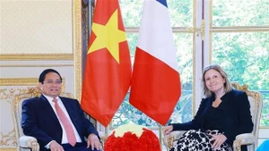 越南政府总理范明正会见法国国民议会议长布朗·皮韦。（图片来源：越通社）