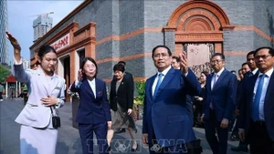 越南政府总理范明正参观中国共产党诞生地。（图片来源：越通社）