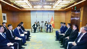范明正总理会见中国商用飞机有限责任公司副总经理沈波。（图片来源：越通社）