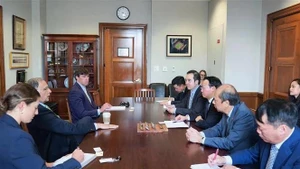 越南农业与环境部部长杜德维同美国国会两院农业委员会主席举行工作会谈。