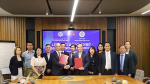 黎友双少将与VBUK主席黄越芳签署合作备忘录。（图片来源：越通社）
