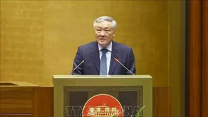 政府常务副总理阮和平在会议上作关于国际金融中心的作用和意义的报告。