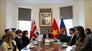 越南驻英大使杜明雄在座谈会上发表讲话。