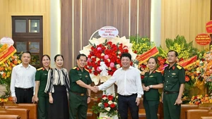 《人民报》社副总编辑桂廷原会见第12军团第325师代表团。