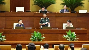 越南国防部长潘文江大将在会议上发言。（图片来源：越通社）