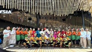 越南展馆与马来西亚展馆联合举办文化艺术交流活动。