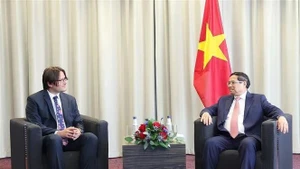 范明正总理和Bolt全球公共政策总裁卡巴诺夫。