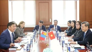 越南最高人民法院代表团与蒙古国最高法院举行工作会谈。（图片来源：越通社）