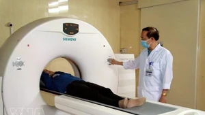 南定省肺病医院医护人员正在为患者进行肺部CT扫描。（图片来源：越通社）