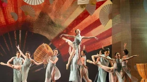 当代芭蕾舞剧《楮皮纸》（Dó）是一部从越南民间素材（如鱼笼、纸扇、花席和楮皮纸）汲取灵感的艺术作品。（图片来源：组委会）