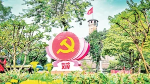 为迎接越共十四大，首都河内精心布置、焕然一新。（宝龙摄）