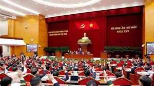 各位中央委员表决通过第十四届中央政治局委员名单。（图片来源：越通社）