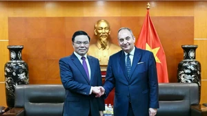 越南工贸部代理部长黎孟雄3月3日在河内会见了希腊议会第一副议长约阿尼斯·普拉基奥塔基斯。