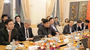 越南政府副总理阮志勇发表讲话。