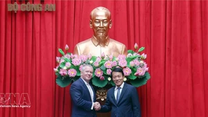 越南公安部部长梁三光大将会见美国负责东亚和太平洋事务的助理国务卿迈克尔·德索姆布雷。（图片来源：越通社）