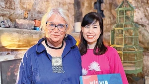 女艺术家多米尼克·德·米斯科与黄氏红河博士合影。