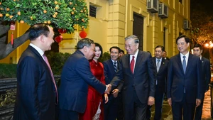 越共中央总书记苏林前往看望慰问首都河内市党委、政府和人民并致以新春祝福。