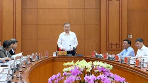 苏林总书记在会议上发表讲话。