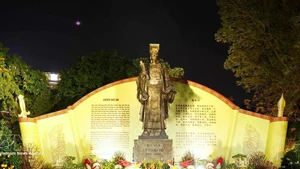 越共中央总书记苏林率领中央工作代表团前往李太祖皇帝像前上香。（图片来源：越通社）