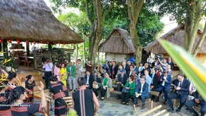 向国际友人推介越南文化特色。（图片来源：越通社）