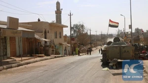 位于伊拉克拉瓦市、靠近伊叙边境的一辆军用车辆。（图片来源：新华社）