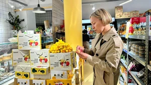 法国消费者品尝越南农产品。