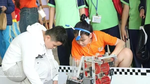 在FPT Schools岘港机器人公开赛上，学生们体验机器人操控。