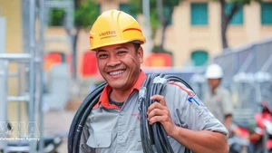 Viettel河内建设分公司基站技术人员裴德南的喜悦之情溢于言表。