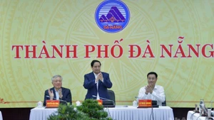 越南政府总理范明正与岘港市委常委会举行工作会议。